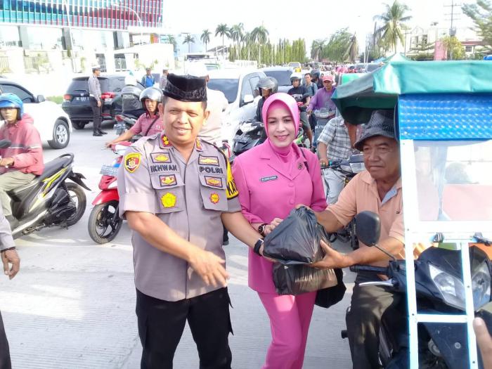 Polres Belawan Bagi Bagi Takjil Bagi Pengendara 