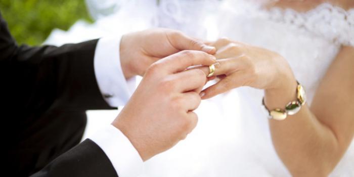 Bikin Baper, Bule Cantik Menikah dengan Satpam Viral