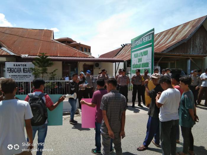 Wakil Bupati di Vonis satu bulan lima belas hari Bulan, Massa Serbu Kejari Paluta