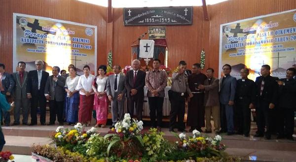 Bupati Tobasa Tegur Penggunaan Bunga Plastik saat Acara Paskah