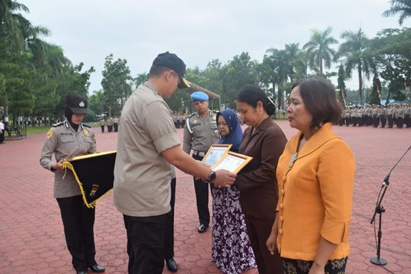 Tiga Personil Polri di Sumut yang Gugur Saat Tugas Pengamanan Pemilu Peroleh Penghargaan