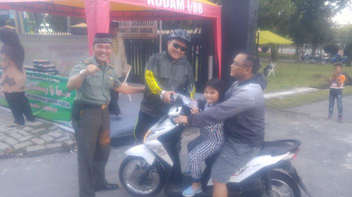 Kodam I/BB Bagi Takjil kepada Pengguna Jalan
