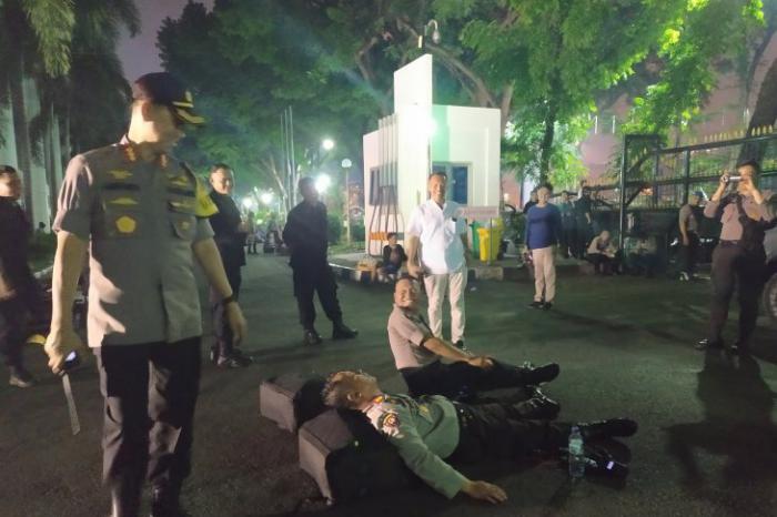 Kelelahan Kawal Aksi Unras,  Sejumlah Polisi Terlelap di Halaman DPRD Sumut