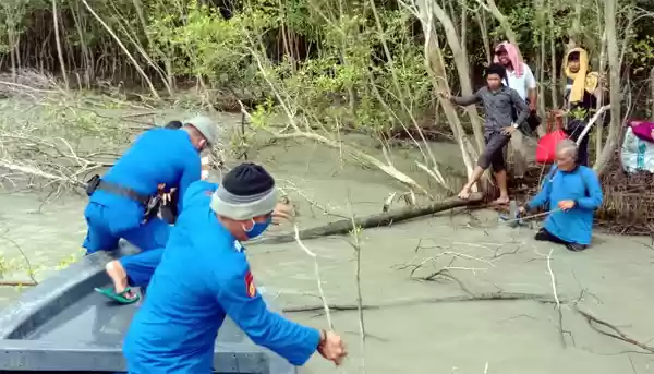 Ditelantarkan Di Hutan Bakau, 13 TKI Ini Dievakuasi Sat Polair Polres Tanjungbalai
