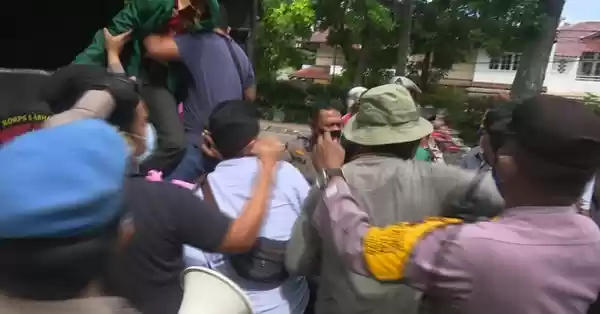 Aksi Mahasiswa di Kantor Pertamina Dibubarkan Polisi, Sejumlah Demonstran Diboyong ke Kantor Polisi