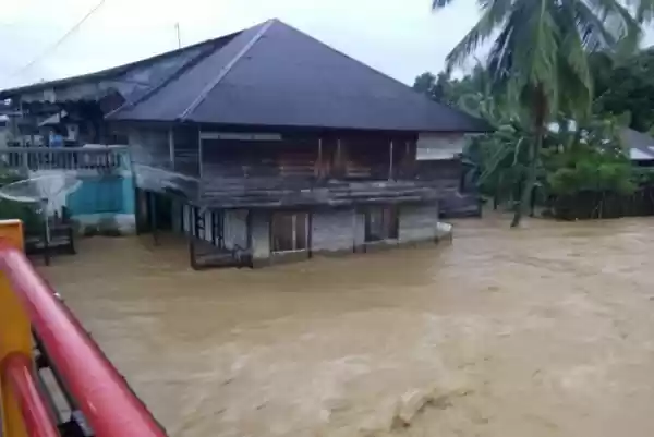 Banjir Meluap, di Kabarkan Pemilik Mobil Bersama Istri dan Dua Anaknya Sempat dibawa Arus