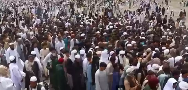 Ribuan Umat Muslim Abaikan Tindakan Keamanan, Tetap Salat Berjemaah