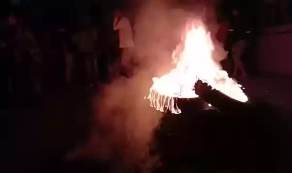 Warga Tewas Ditembak, Memblokir Jalan dan Bakar Ban Bekas