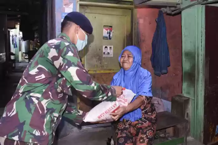 Lantamal Belawan Peduli Masyarakat Bagikan Sembako dan Masker