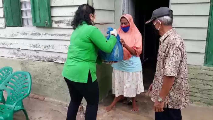 Persit Kartika Candra Kirana Cabang XXXIX Yonif126 Koorcaprem 022 PD I/BB berbagi Sembako