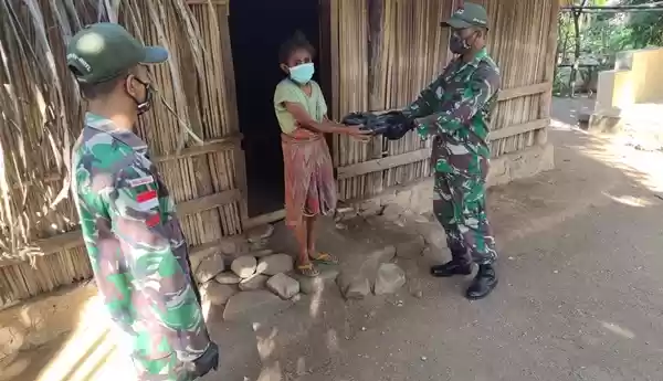 Satgas  Yonif 132/BS Bagi-Bagi Sayur Gratis di Tengah Wabah Covid-19 Kepada Masyarakat