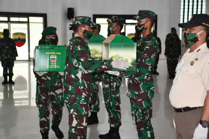 Pangdam I/BB dan Ketua Persit KCK PD I/BB Serahkan Bingkisan Idul Fitri 1441 H