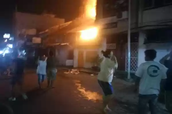 Kobaran Api Meluluhlantakan Dua Unit Rumah Waga