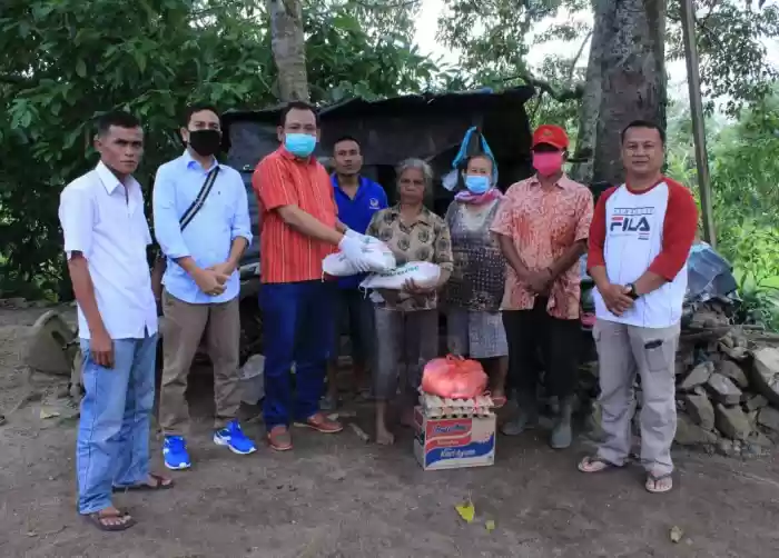 Kepala Kejaksaan Negeri Balige, Peduli  Warga Bermukim dalam Gubuk