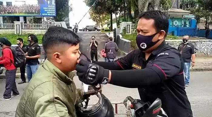 Putus Matarantai Virus Corona, PJTK Bagikan Ratusan Masker