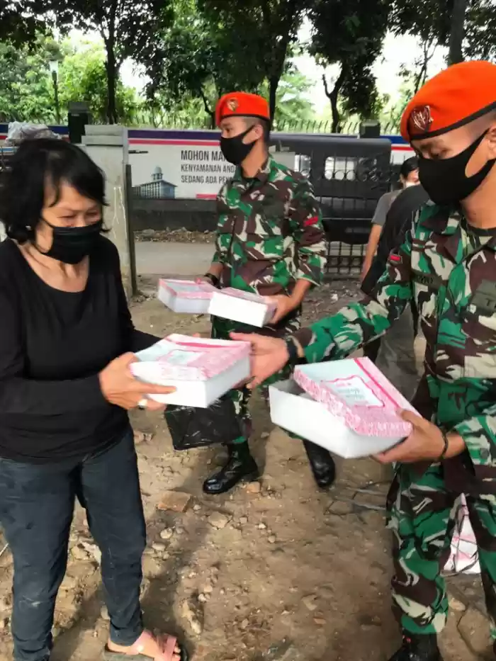 Di Tengah Covid-19, OASE KIM dan Dharma Pertiwi Bagikan 2.150 Makanan Siap Saji
