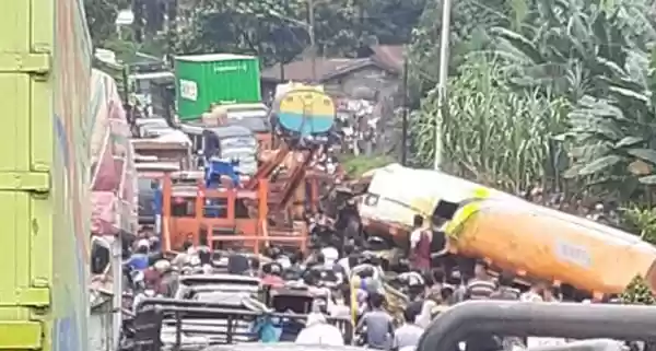 Truk Tangki CPO Kecebur Sungai, Arus Lalulints Macet 1 KM