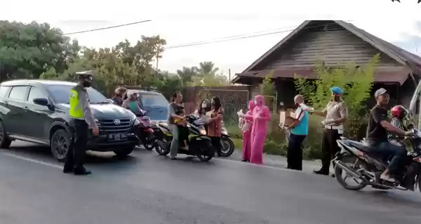 Polsek Perbaungan Bagikan 1000 Takjil Ke Pengendara Di Jalinsum