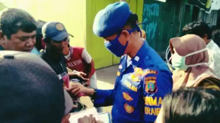 Binmas Polairud Poldasu Bagi Masker di Jalan Raya