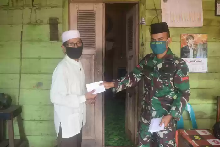Yonif 123/Rajawali Salurkan Zakat Fitrah