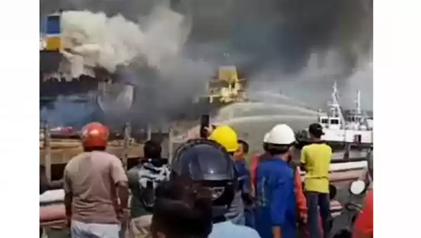 Breaking News! Kapal Terbakar, Proses Evakuasi Masih Dilakukan