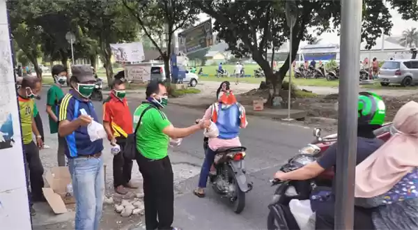 Pengurus PSMS Medan Bagi-Bagi Takjil dan Masker