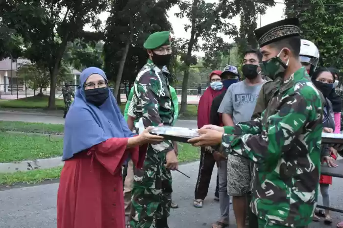 Penerangan Kodam I/BB Berbagi Takjil Pada Warga Penguna Jalan