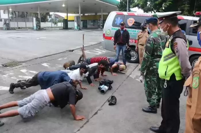 Warga Tak Pakai Masker Beraktifitas Luar umah, dihukum push-up