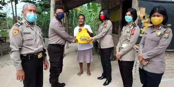 Kasat Binmas Bersama Polwan Polres Sergai Bagikan Sembako Di Perbaungan
