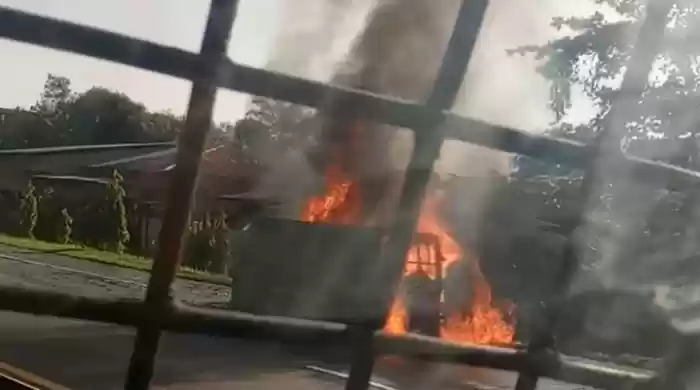 Pecah Ban dan Terguling, Mobil Pengangkut BBM Terbakar di Tol Belmera