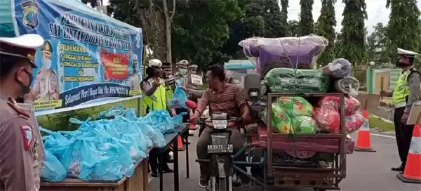 Satlantas Polres Sergai Bagikan 400 Bungkus Takjil Secara "Drive Thru"