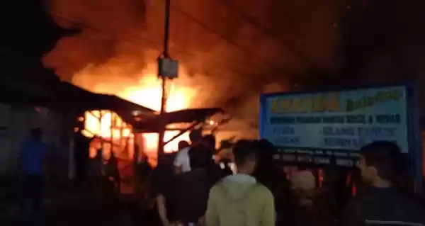 Diduga Arus Pendek Listrik, Enam Rumah Warga di Sibolangit Dilahap Si Jago Merah 