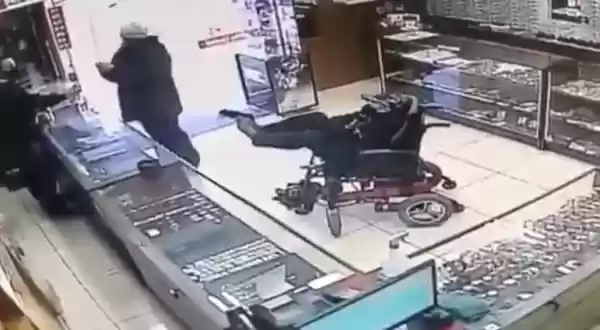 Merampok Pergunakan  kaki Menggenggam Senpi di Toko