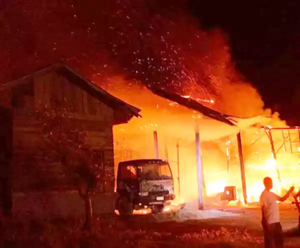 Api Meluluhlantakan Gudang Produksi Aspal