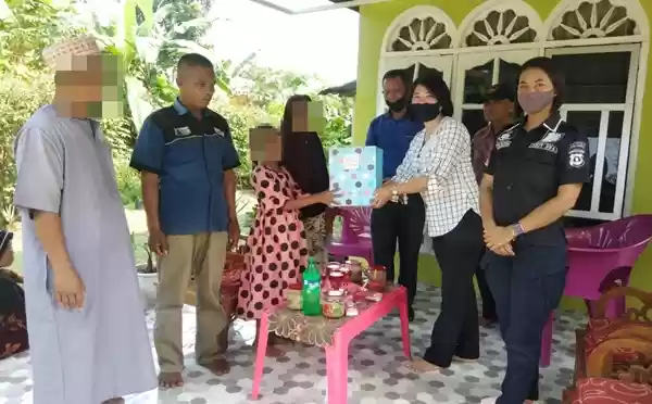 Ketua Bhayangkari Cabang Simalungun Berikan Tali Asih Kepada Orang Tua Korban Pencabulan