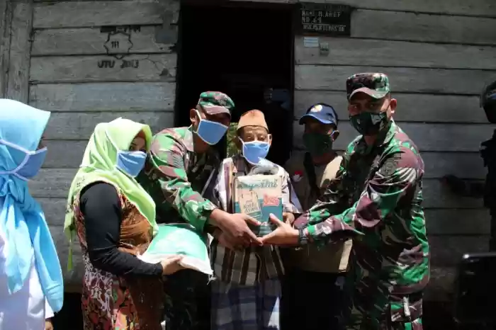 Danyonif 116/GS Memimpin Kegiatan Bakti Sosial dan Pembagian Sembako di Kec. Beutong Ateuh Banggala