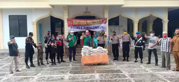 Melalui GP Ansor, Polres Simalungun Salurkan Sembako Untuk Warga Terdampak Virus Corona