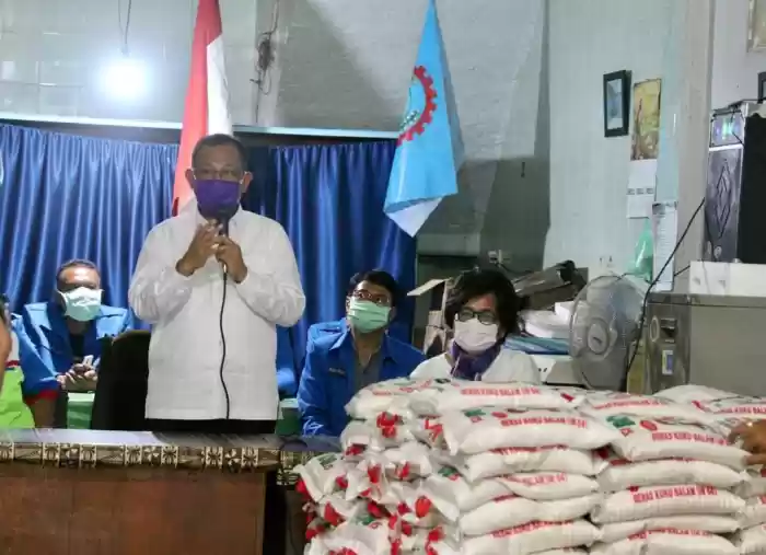 Bantu Buruh Yang Di PHK & Dirumahkan, Akhyar Bagikan 200 Karung Beras