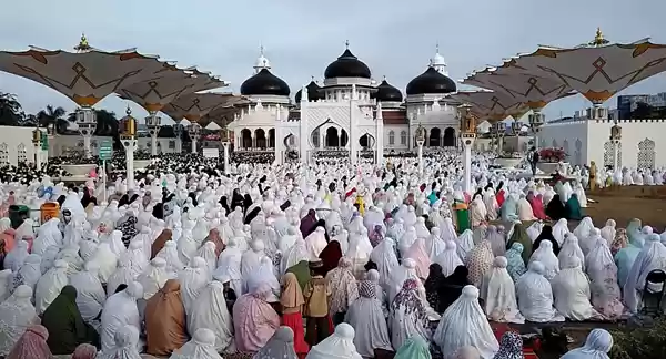 Masjid Raya Baiturrahman, Banda Aceh Membludakdi Penuhi Jemaah