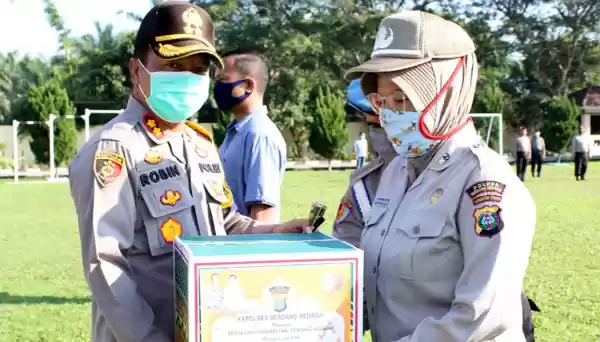 Jelang Idul Fitri 1441 H, Kapolres Sergai Bagikan Paket Lebaran