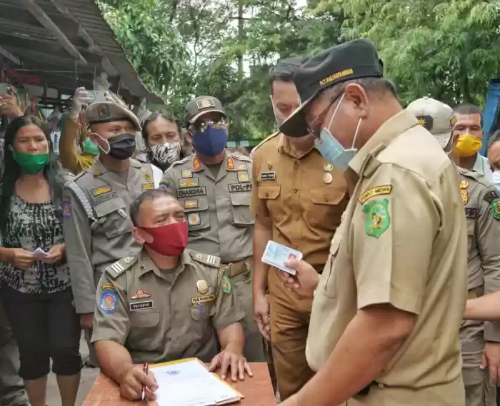 Akhyar Pimpin Razia Masker Di Pasar Sentosa Baru,  16 KTP Warga Disita
