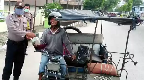 Hari Ketiga Lebaran, Dapur Umum Polres Tanjungbalai Bagikan Nasi Bungkus
