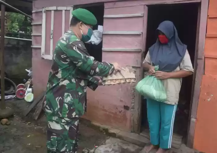 Yonif 123/Rajawali Salurkan Bantuan kepada Masyakarat Terdampak Corona
