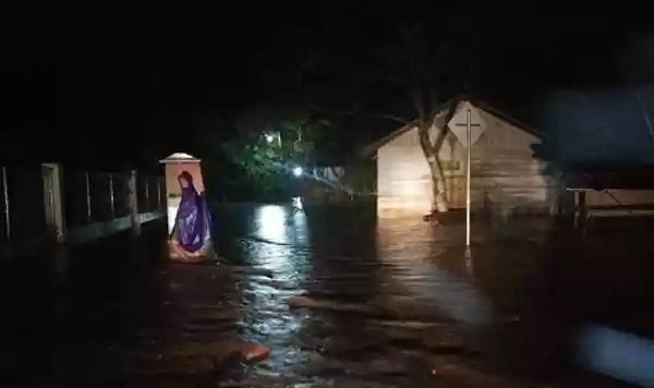 122 KK Korban Banjir Di Pijay, Dievakuasi Ditpolairud ke Tempat Aman