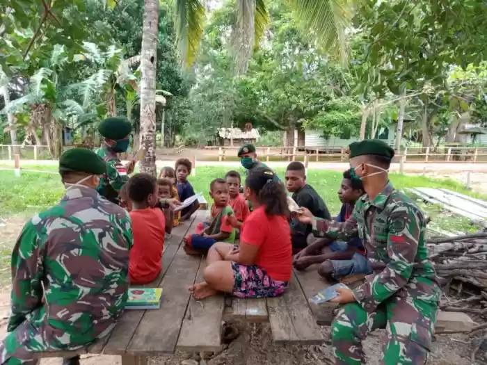 Peringati Hari Buku Nasional, Yonif 411 Kostrad Bagikan Buku Bacaan di Perbatasan RI-PNG