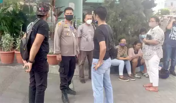 Breaking News! Jari Tangan Ibu Ini Putus Hanya Untuk Mempertahankan Tasnya