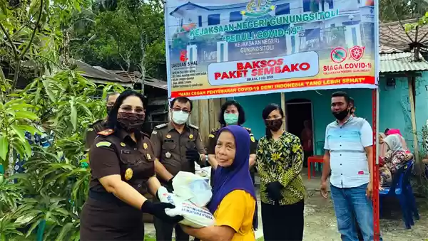 Kajari Gunungsitoli Salurkan Bantuan Sembako Ke Masyarakat di Kecamatan Tuhemberua