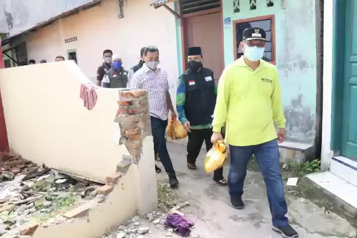 Masuki Lorong Sempit, Akhyar Bagikan Langsung Sembako Ke Rumah Warga