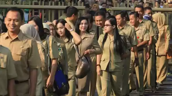 PNS Masih Menunggu Pembayaran Gaji Ke-13