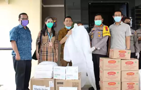 Peduli Covid-19, Mitra Kerja Polres Sergai Serahkan Bantuan APD Dan Sembako